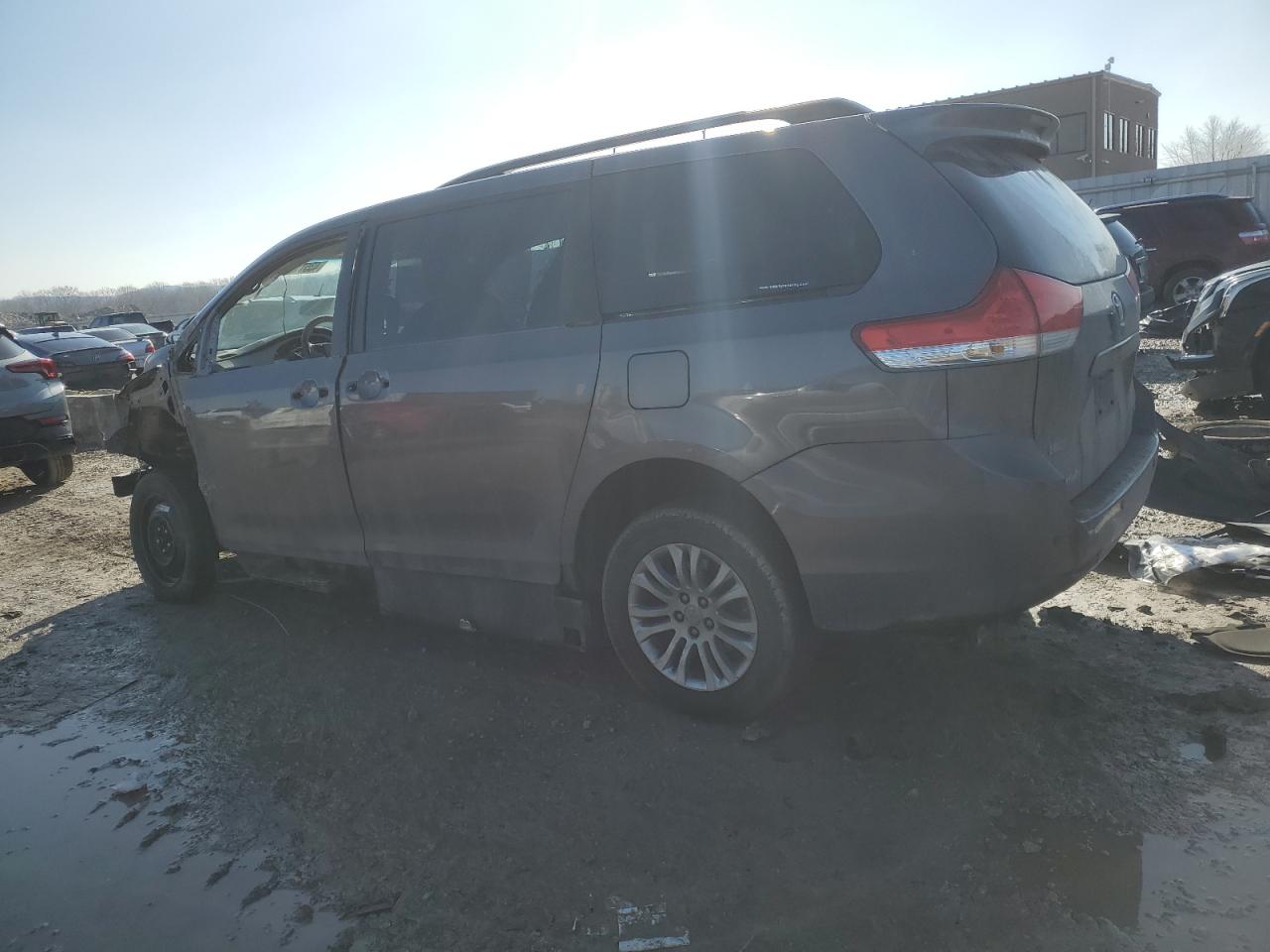 2014 Toyota Sienna - Image 2