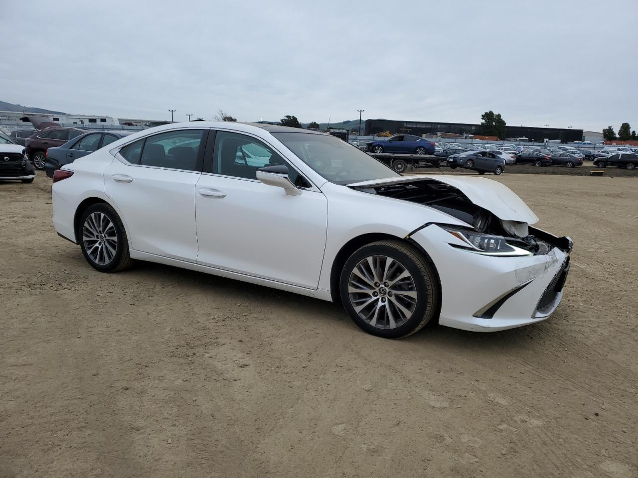 2019 Lexus ES - Image 4
