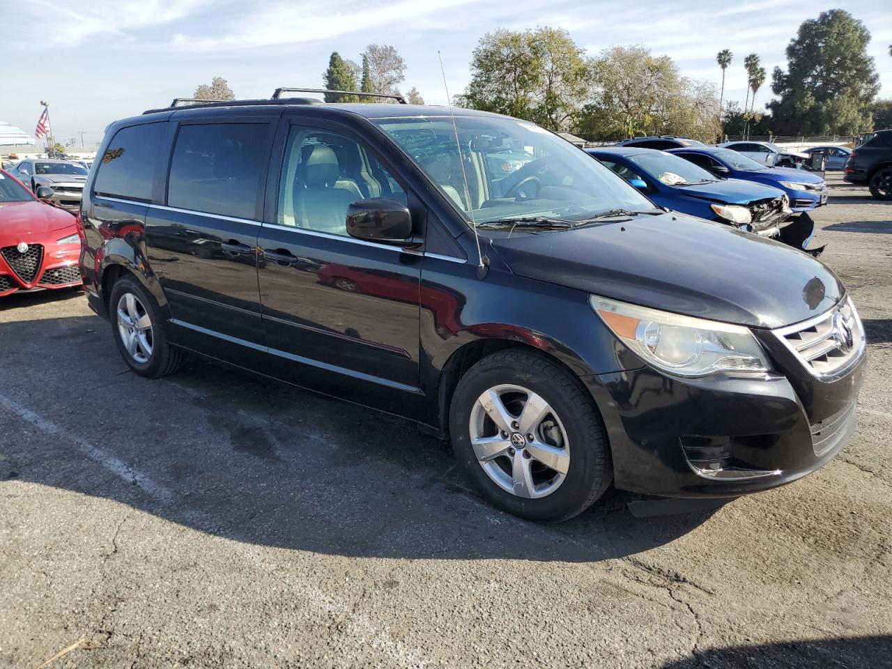 2011 Volkswagen Routan - Image 4