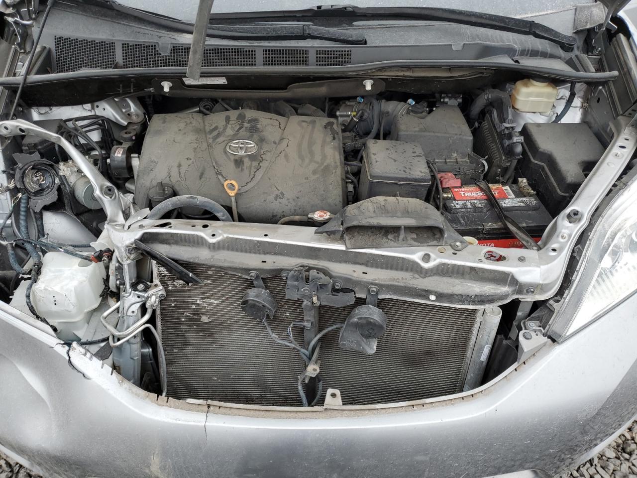 2017 Toyota Sienna - Image 12