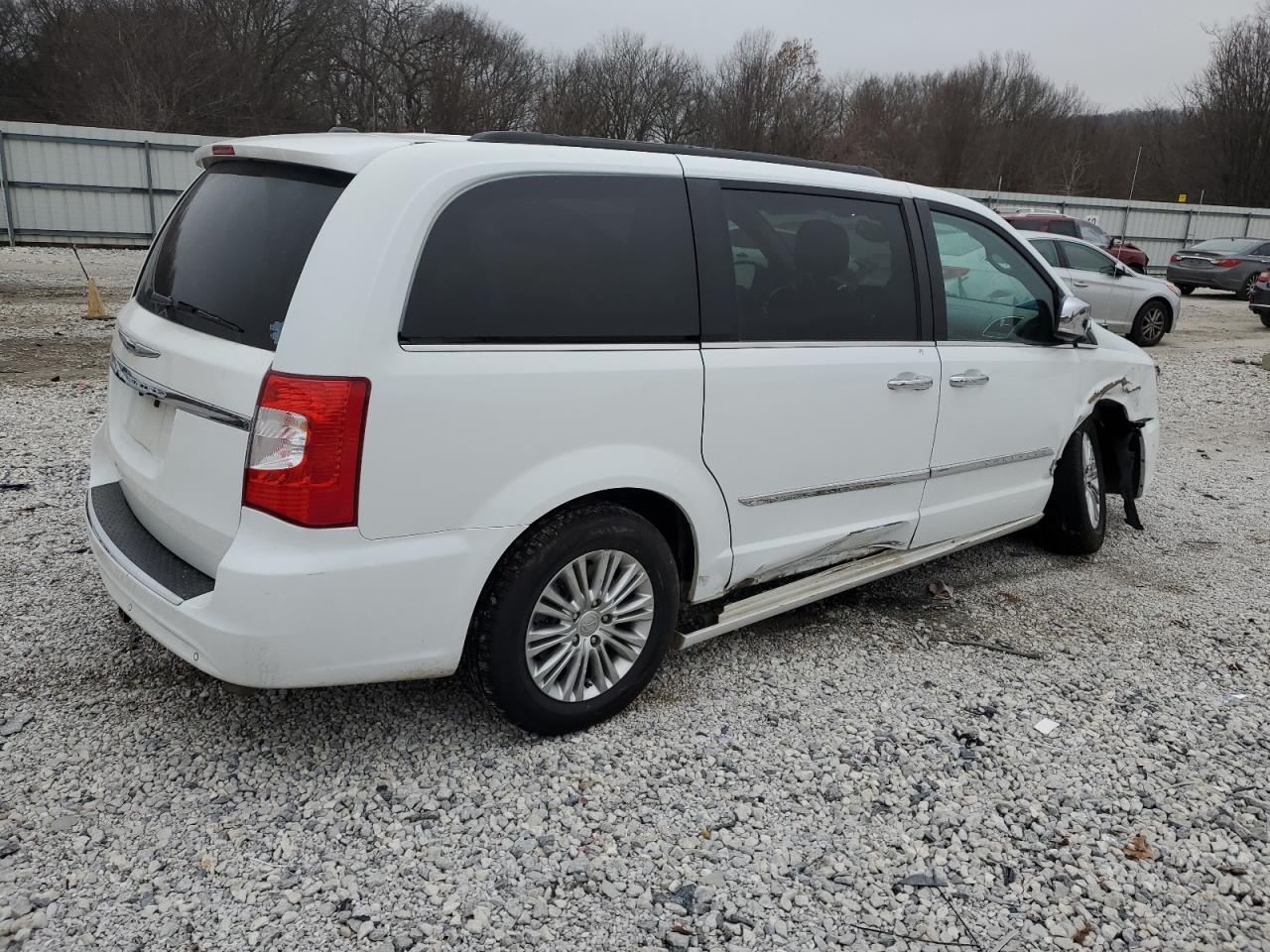 2015 Chrysler Town & Country - Image 3