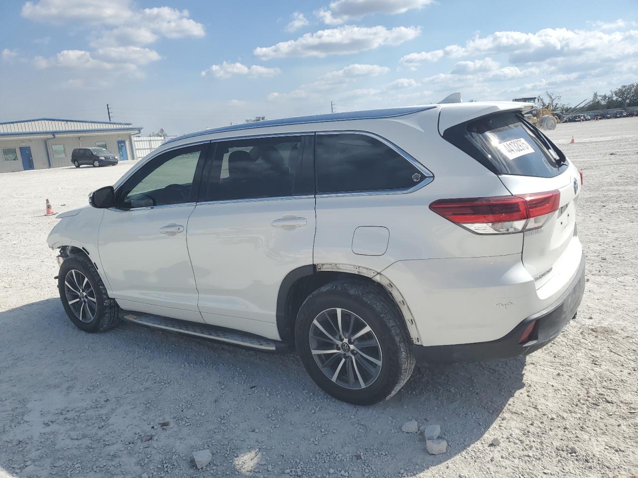 2017 Toyota Highlander - Image 2