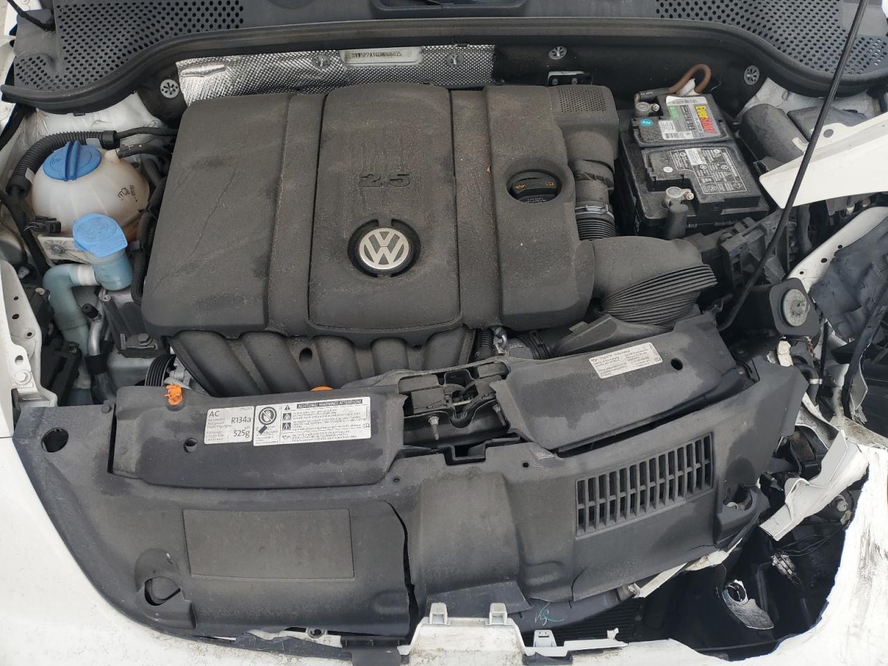 2013 Volkswagen Beetle - Image 11