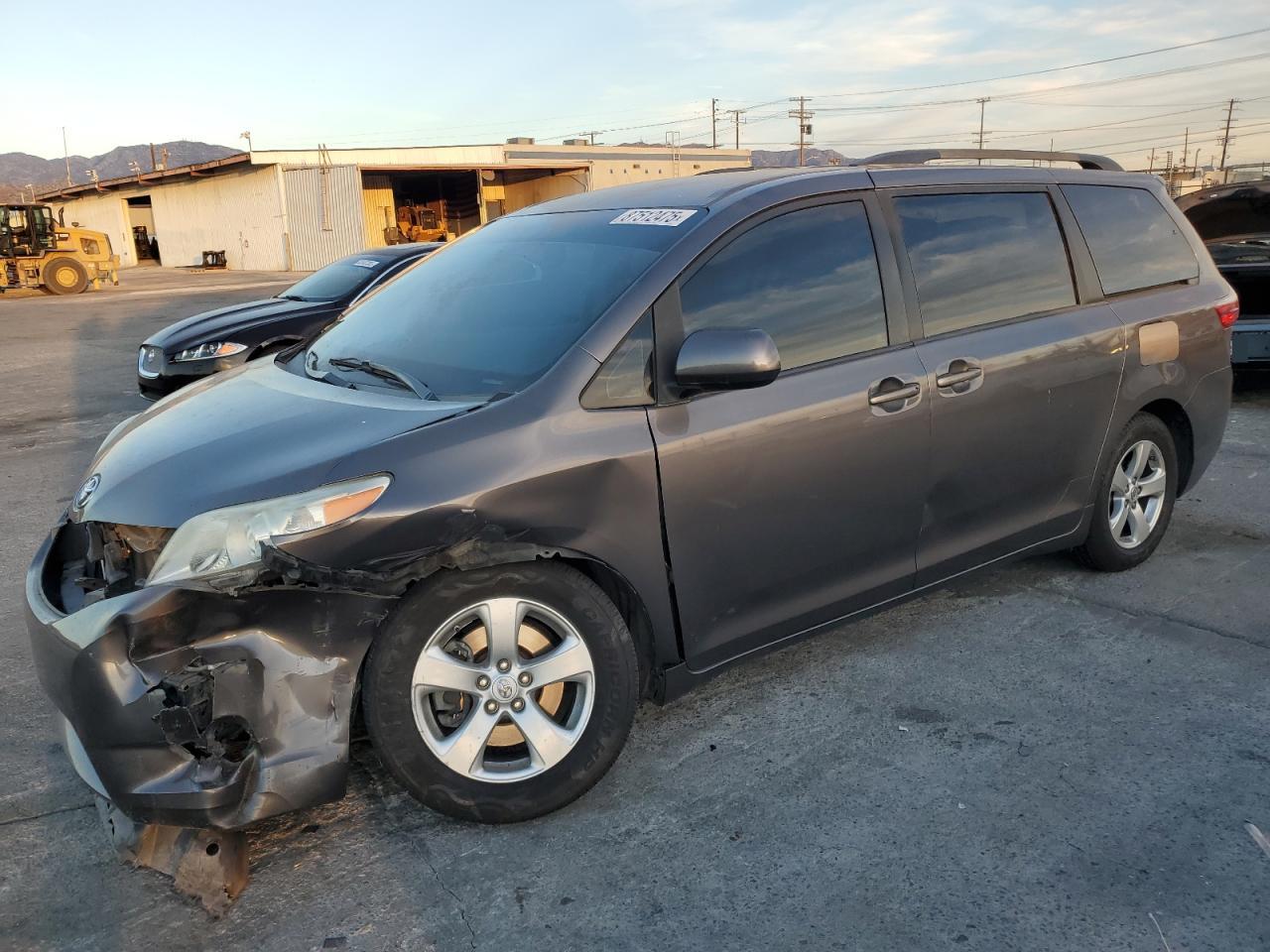 2015 Toyota Sienna Le de vânzare în Sun Valley, CA - All Over