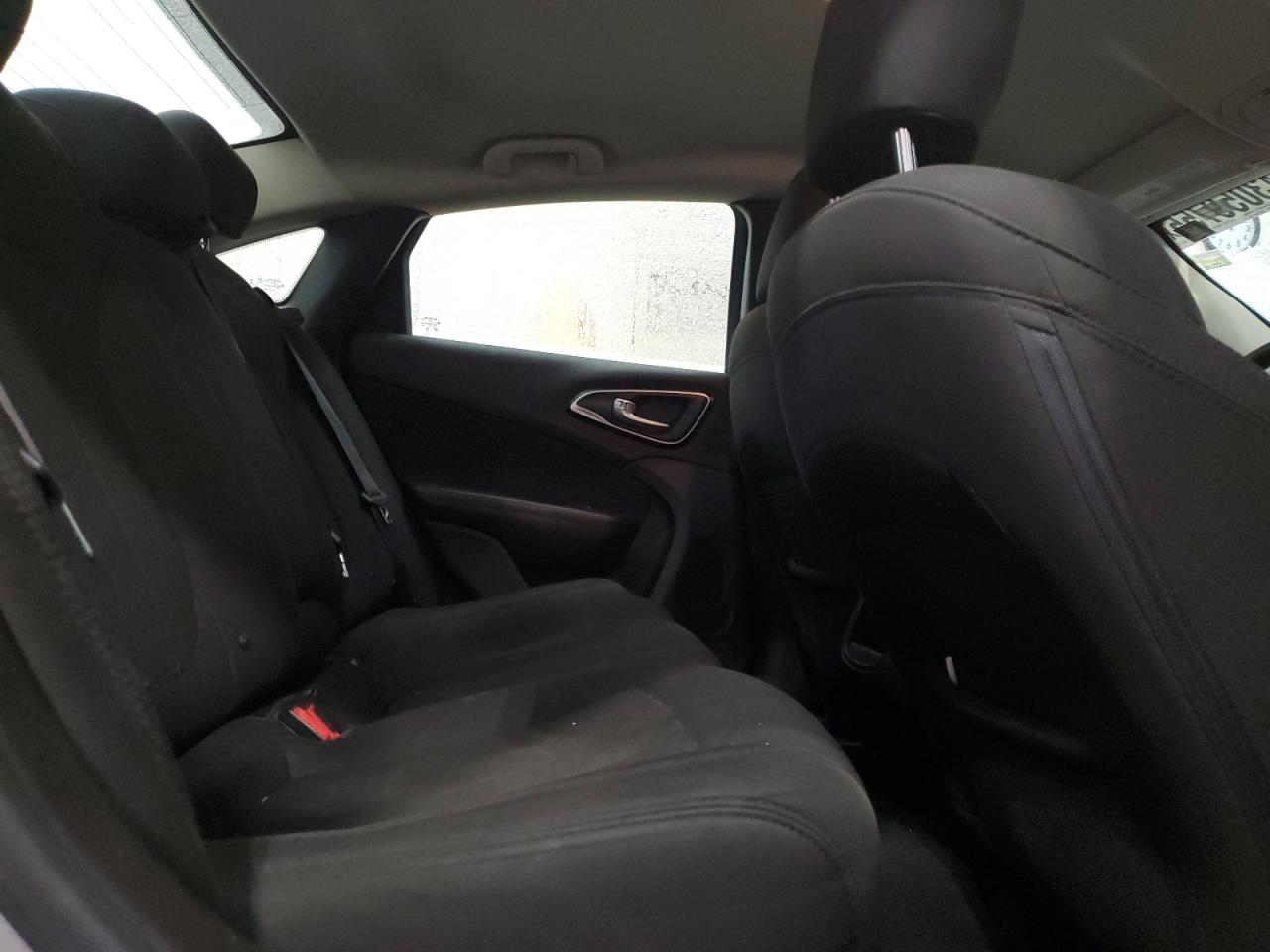 2016 Chrysler 200 - Image 10