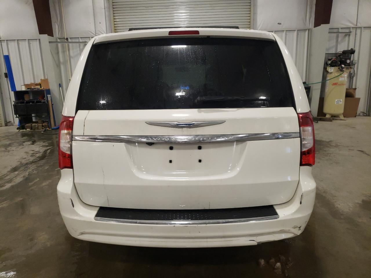 2013 Chrysler Town & Country - Image 6