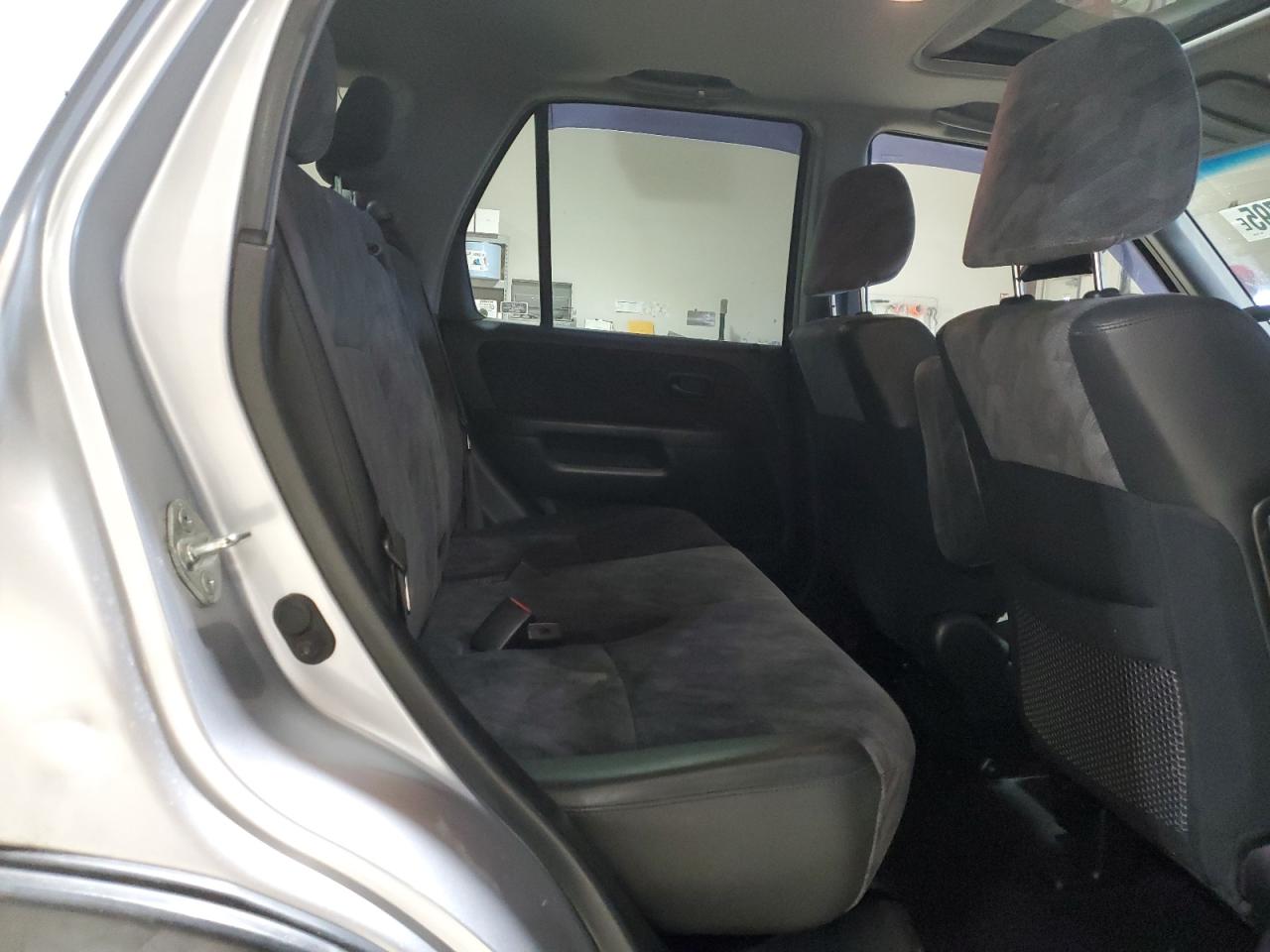 2003 Honda CR-V - Image 11