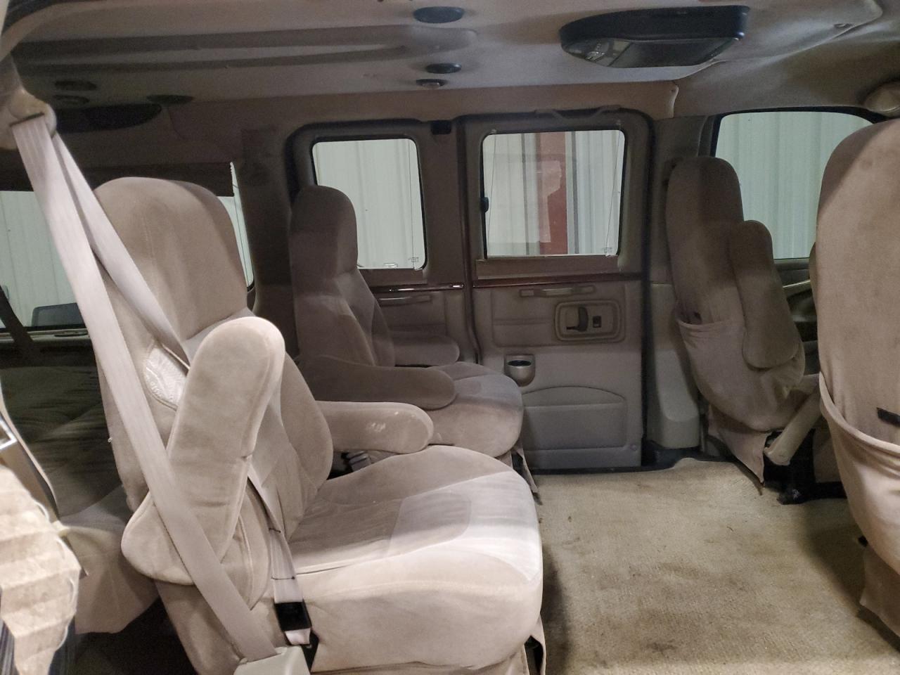 2005 Chevrolet Express - Image 11