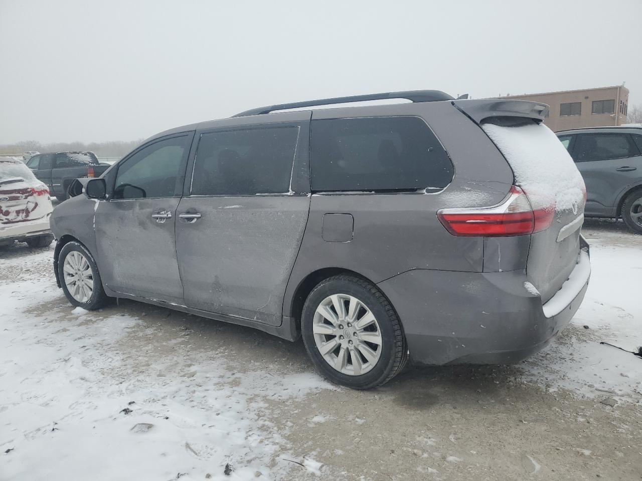 2015 Toyota Sienna - Image 2