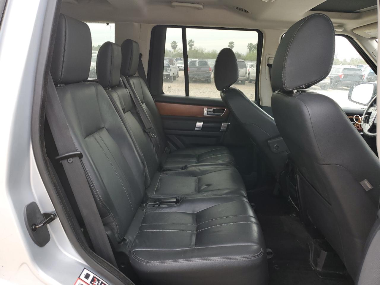 2015 Land Rover LR4 - Image 11