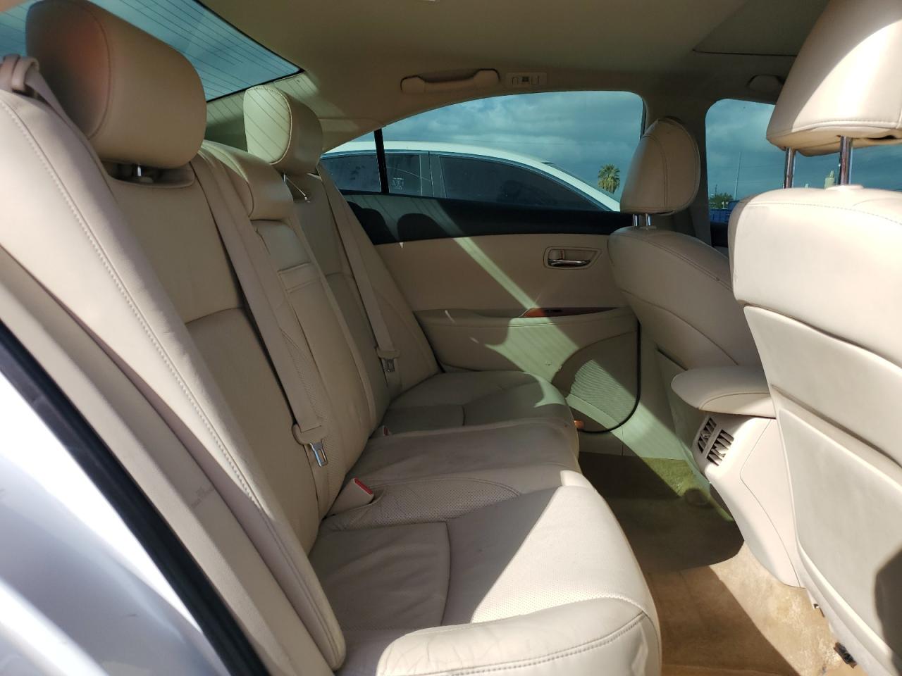 2011 Lexus ES - Image 10