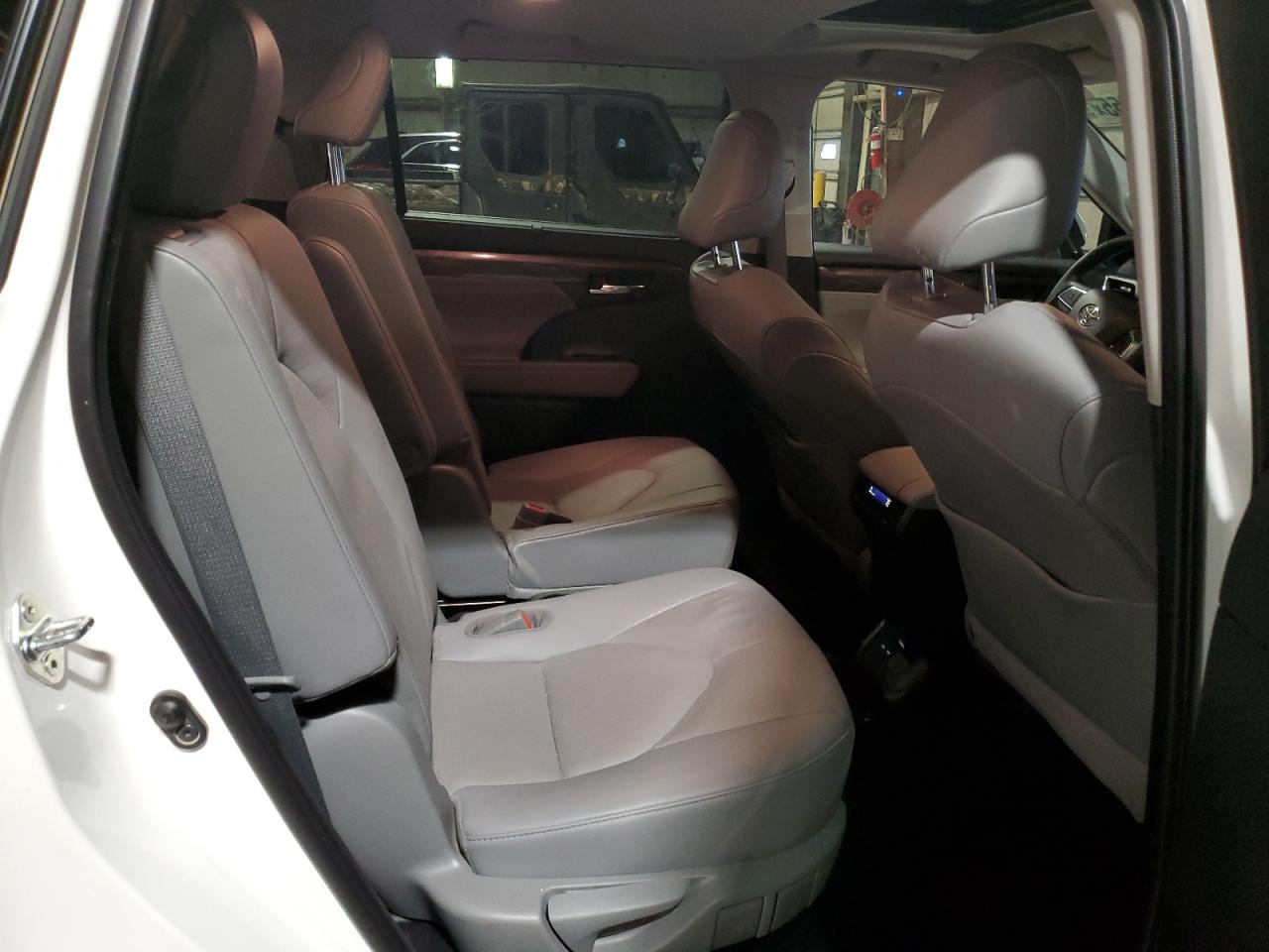 2021 Toyota Highlander - Image 11