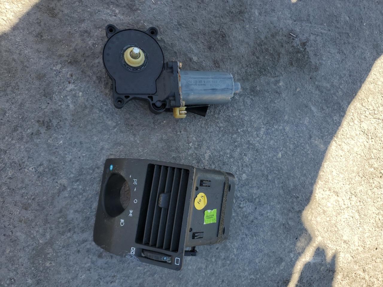 2004 Chrysler Crossfire - Image 12