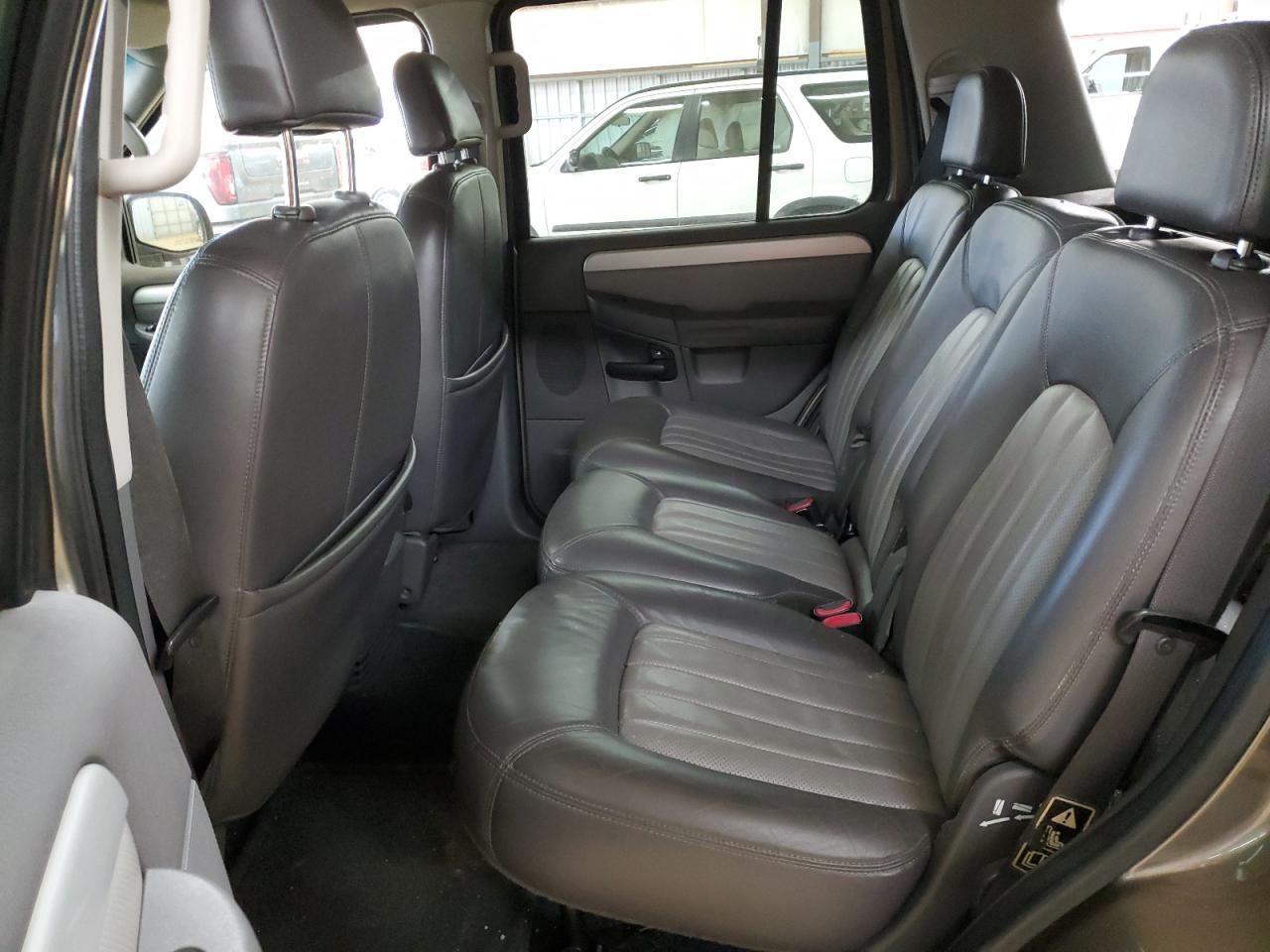 2002 Mercury Mountaineer - Image 11