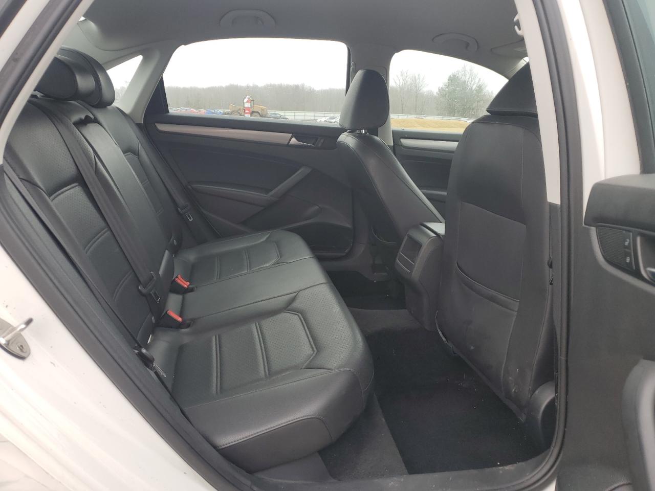 2015 Volkswagen Passat - Image 10