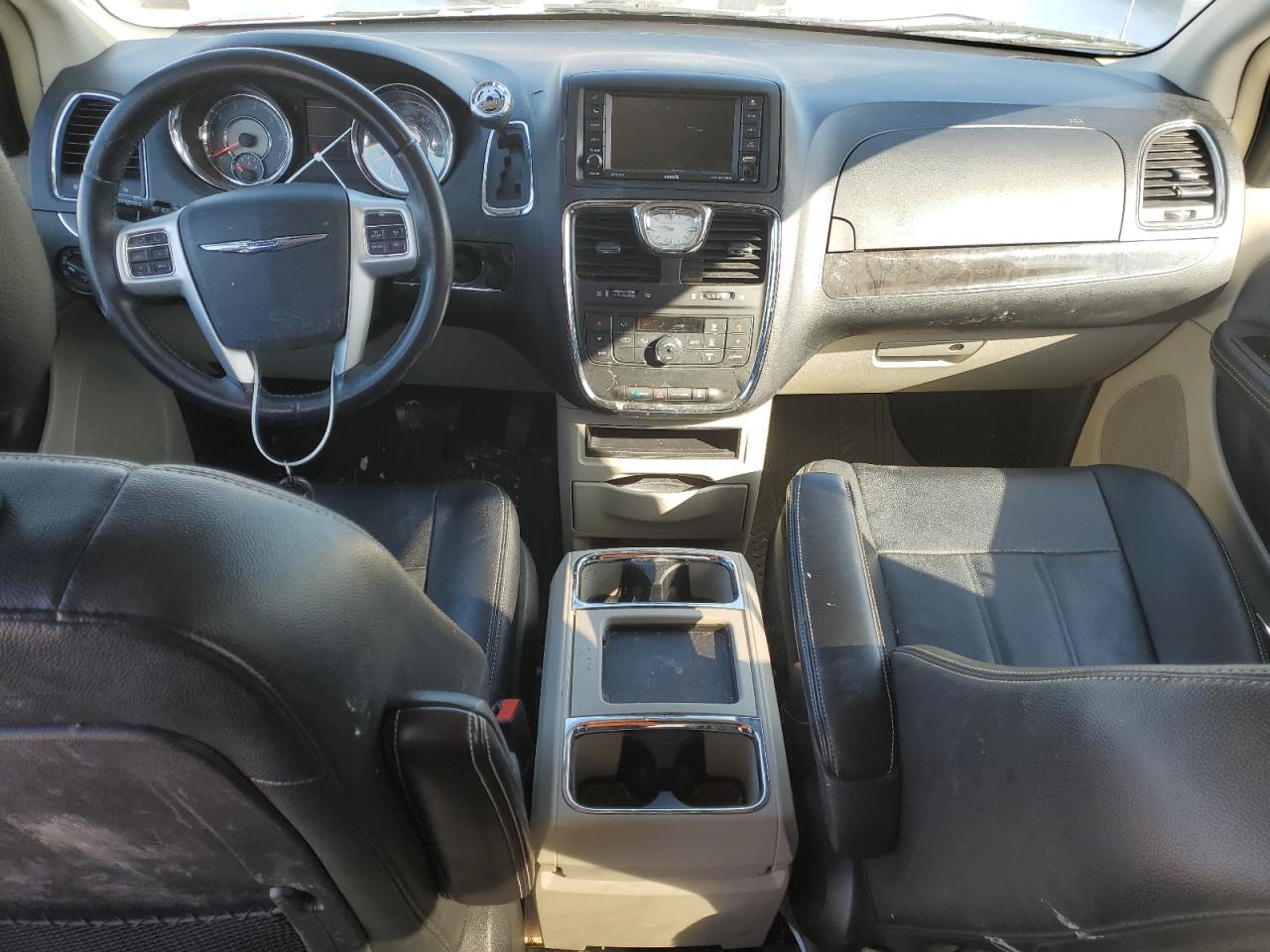 2014 Chrysler Town & Country - Image 8
