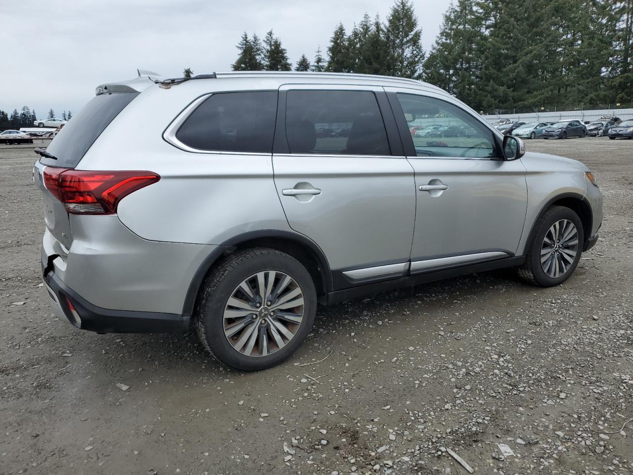 2020 Mitsubishi Outlander - Image 3