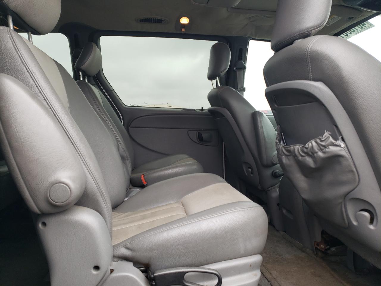 2004 Dodge Caravan - Image 11