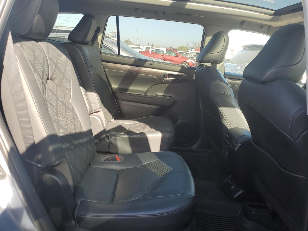 2020 Toyota Highlander - Image 11