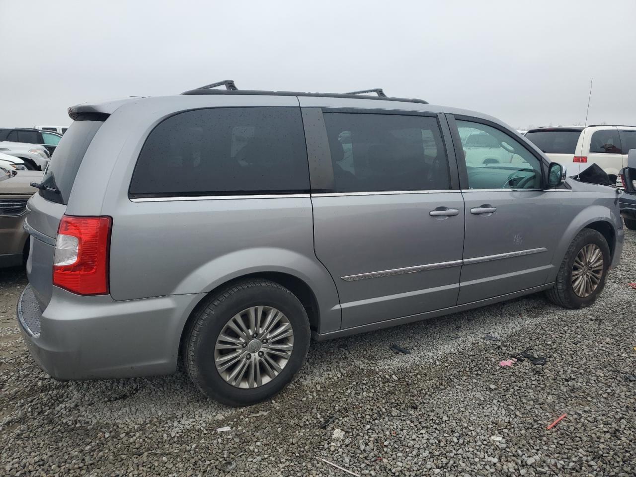 2016 Chrysler Town & Country - Image 3