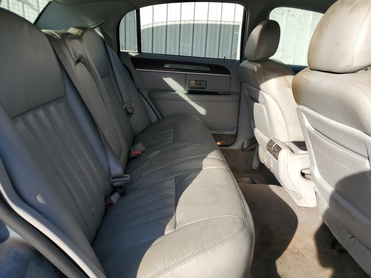 2004 Lincoln Town Car - Image 10