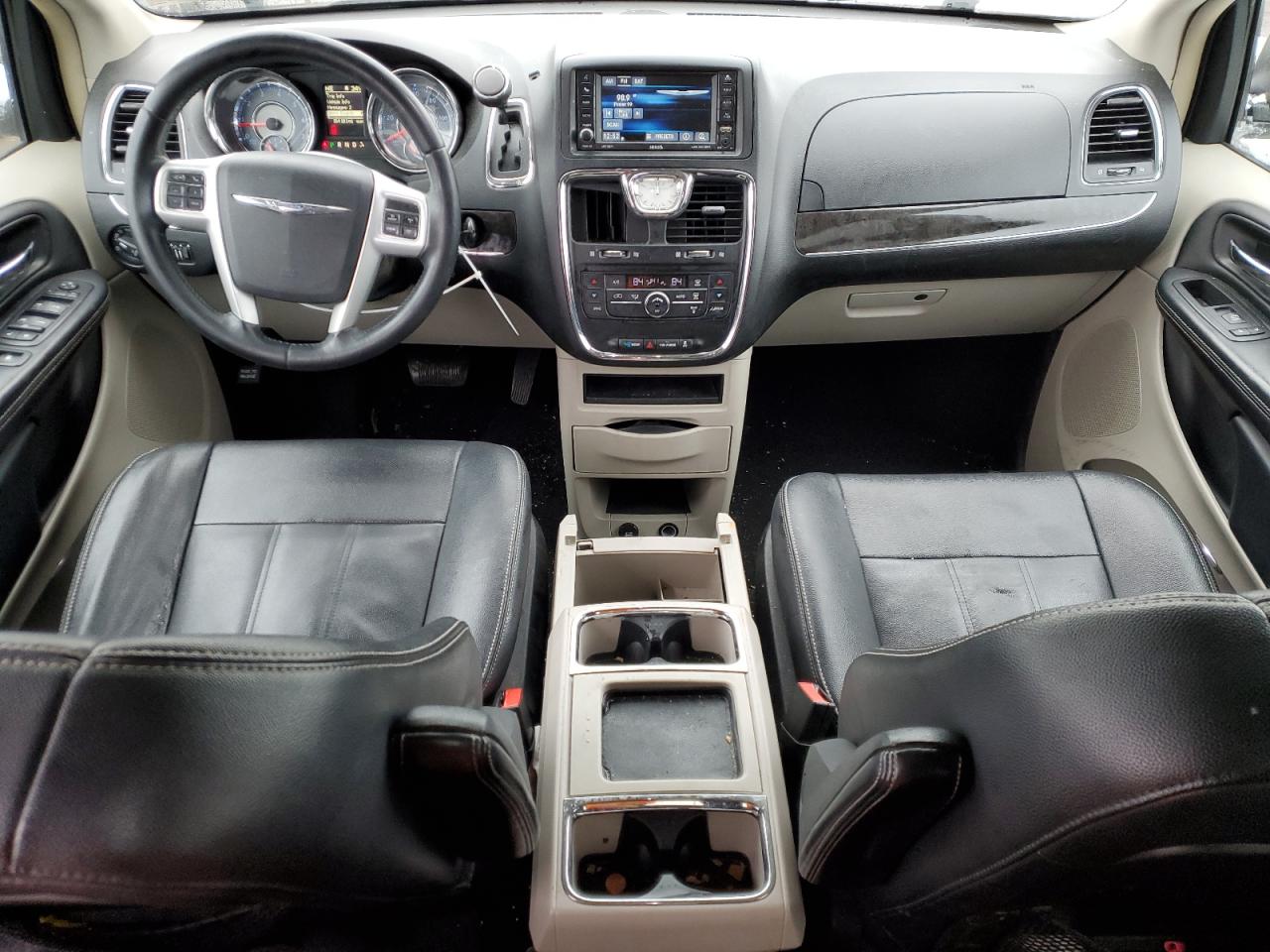 2016 Chrysler Town & Country - Image 8