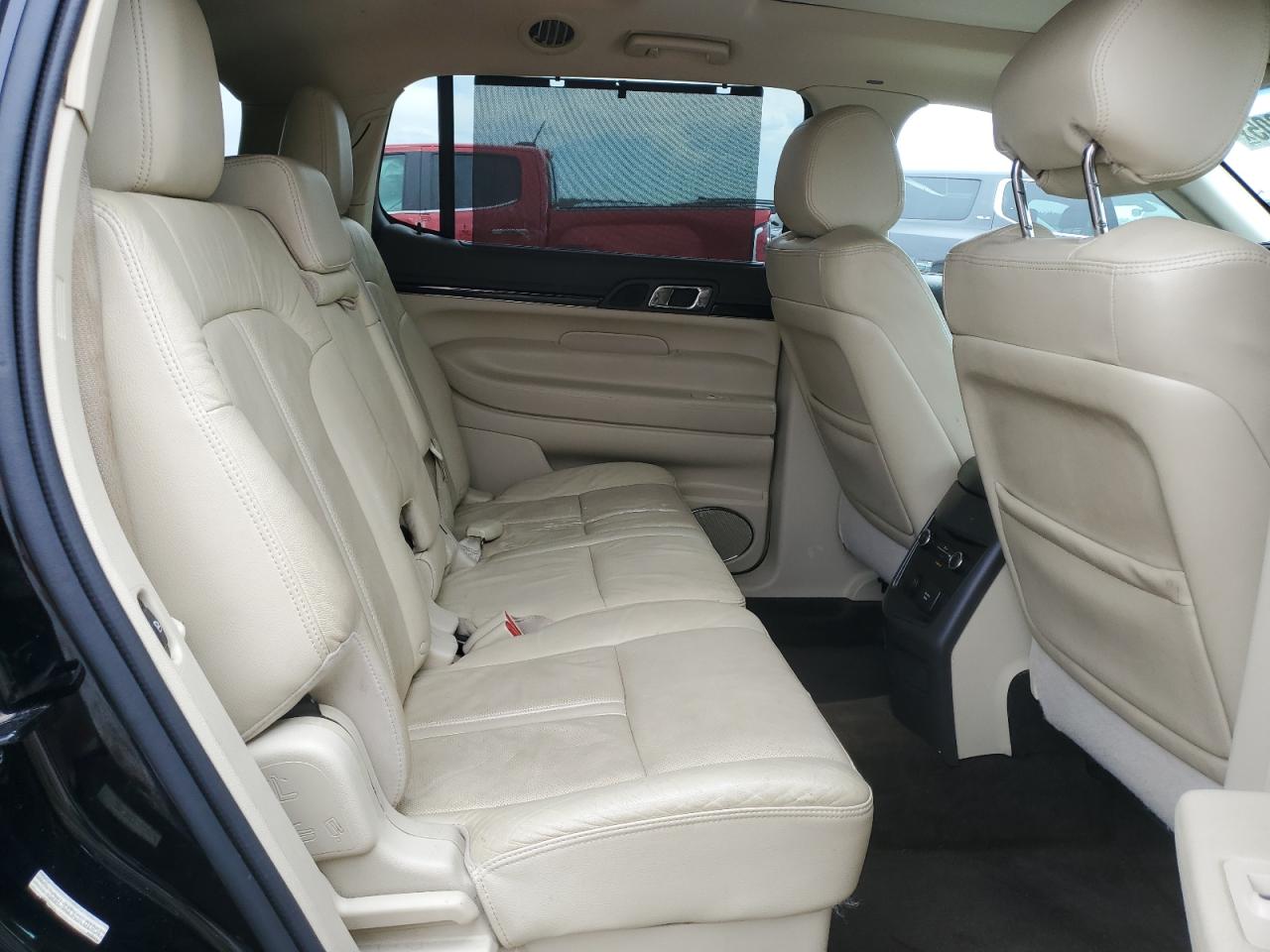 2016 Lincoln MKT - Image 11