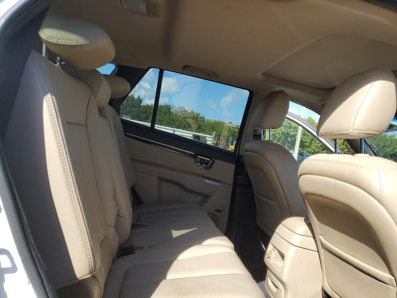 2012 Hyundai Santa Fe - Image 11