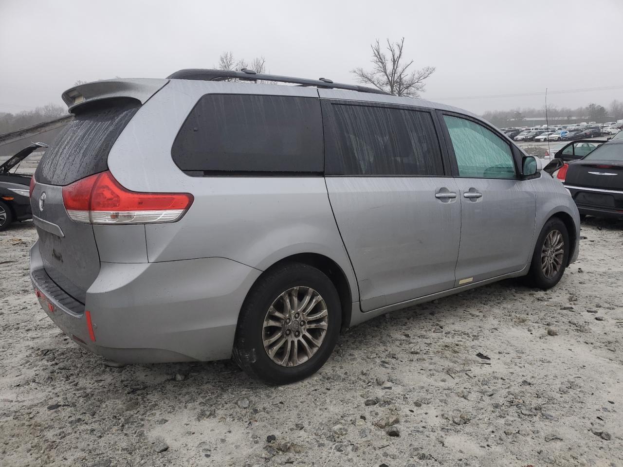2013 Toyota Sienna - Image 3