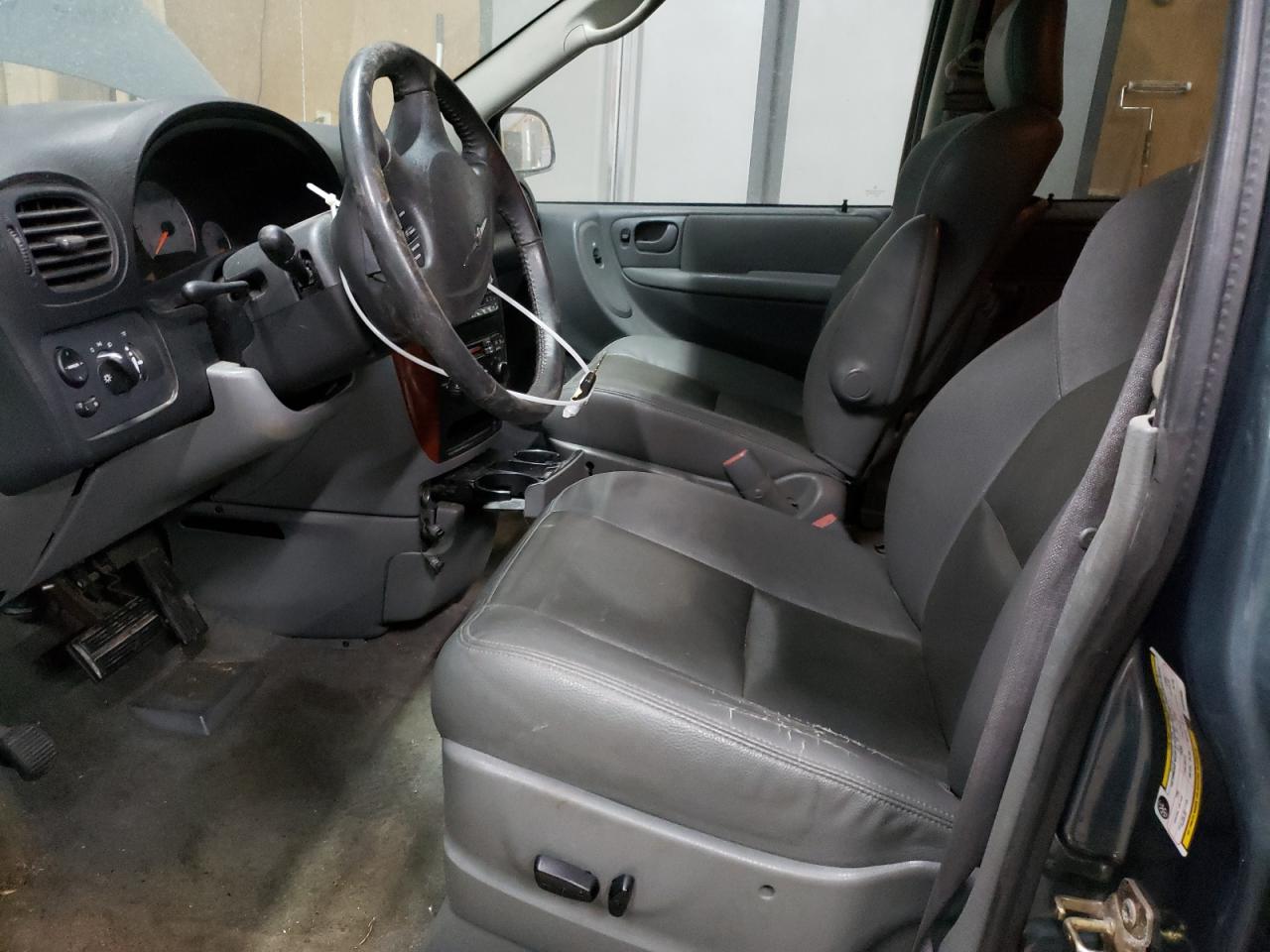 2006 Chrysler Town & Country - Image 7