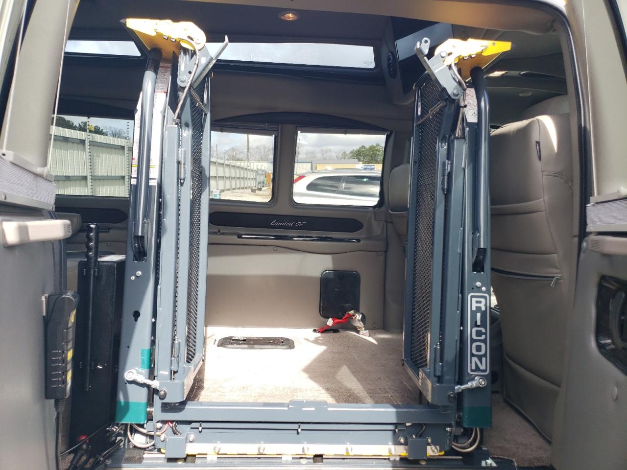 2018 GMC Savana - Image 11
