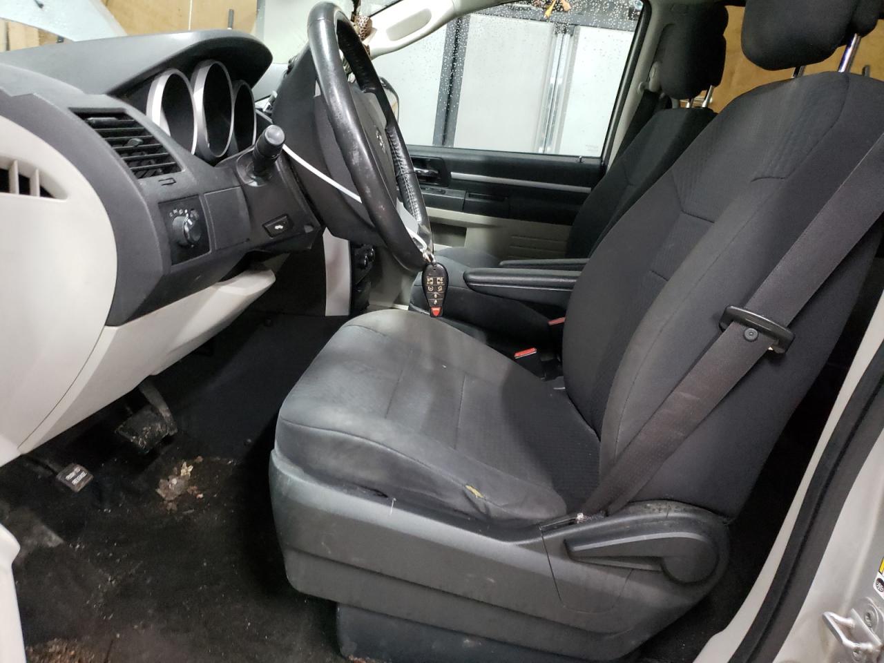 2010 Dodge Caravan - Image 7