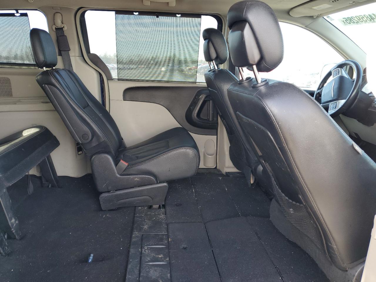 2016 Chrysler Town & Country - Image 11