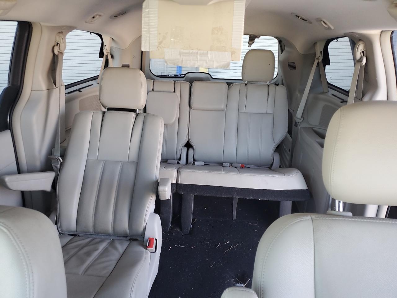 2015 Chrysler Town & Country - Image 10