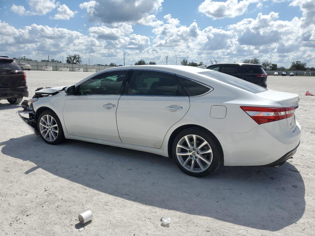 2014 Toyota Avalon - Image 2