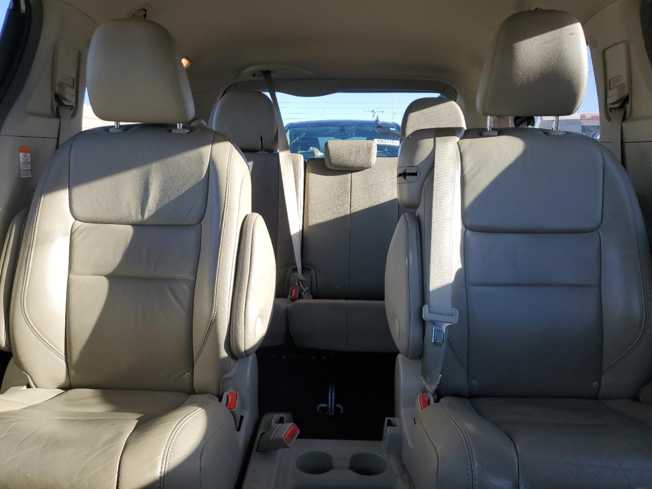 2017 Toyota Sienna - Image 10