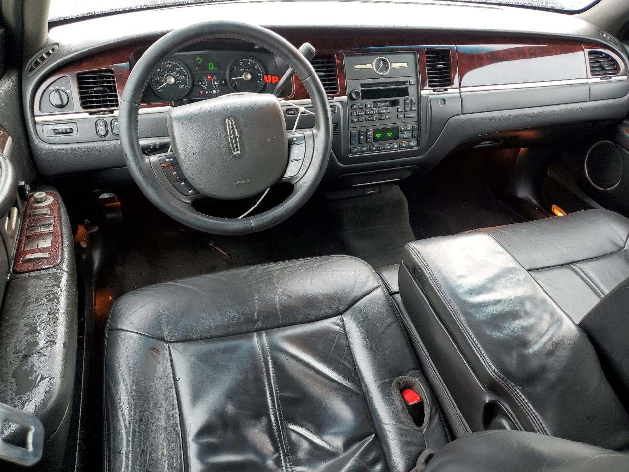 2011 Lincoln Town Car - Image 8