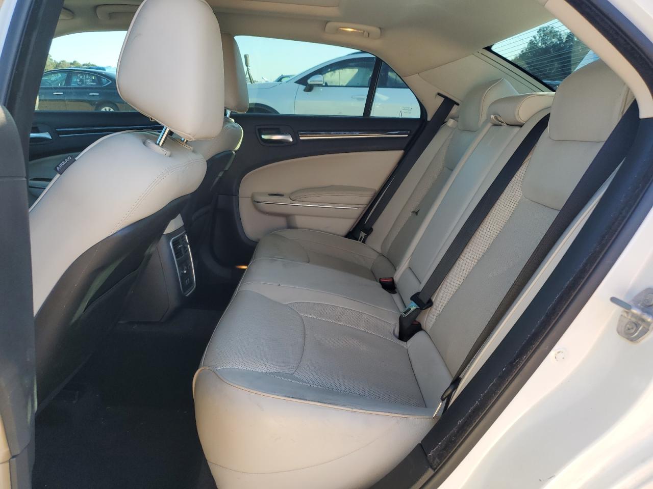2016 Chrysler 300 - Image 11