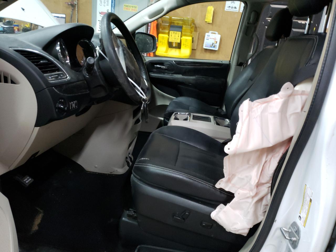 2016 Chrysler Town & Country - Image 7