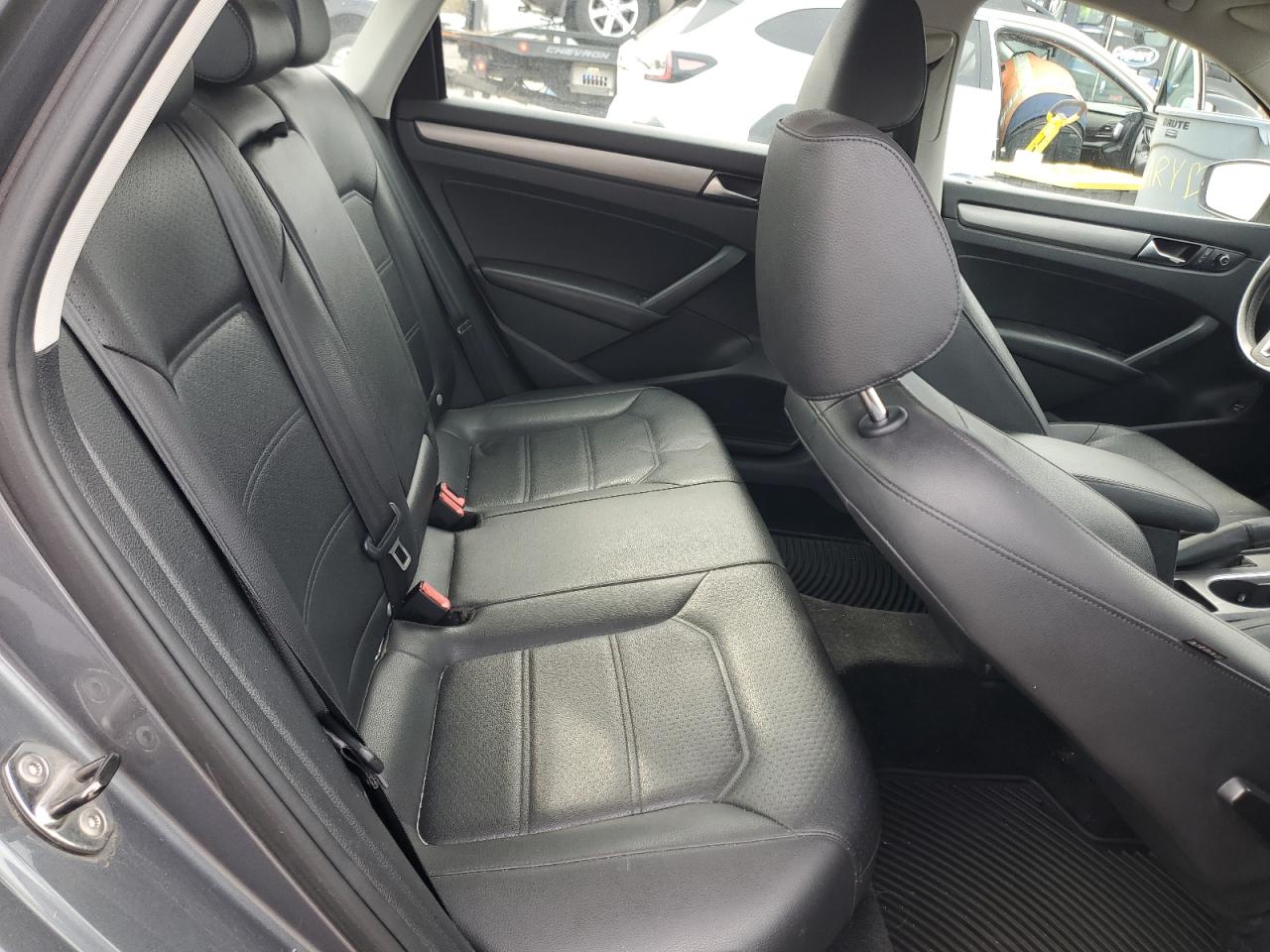 2014 Volkswagen Passat - Image 10