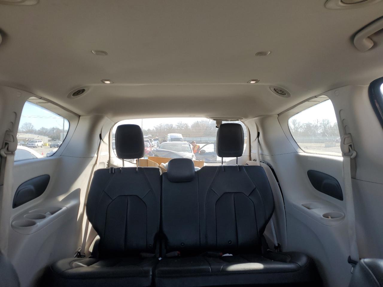 2017 Chrysler Pacifica - Image 10