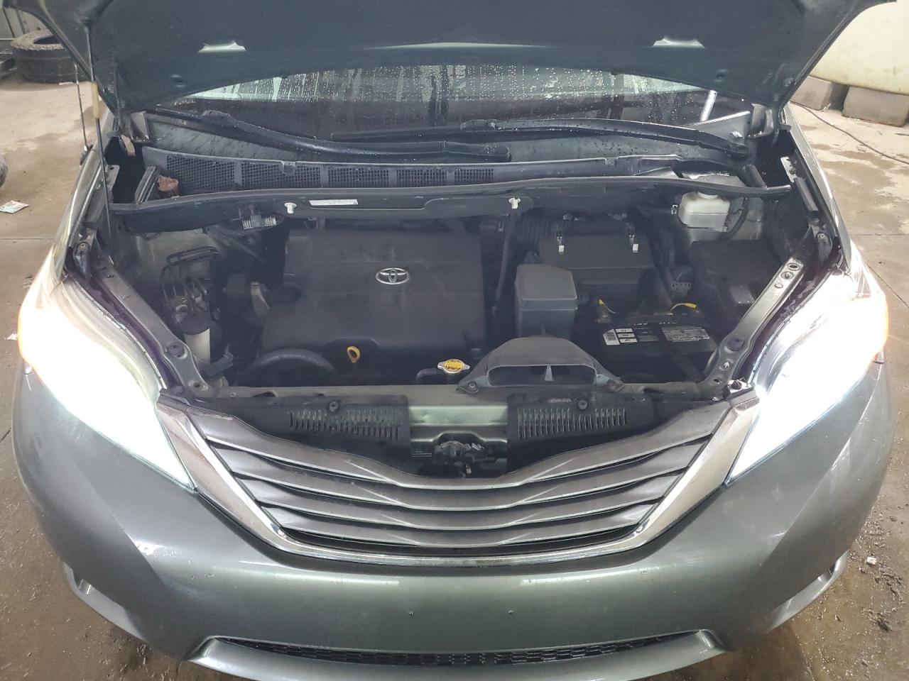 2011 Toyota Sienna - Image 12