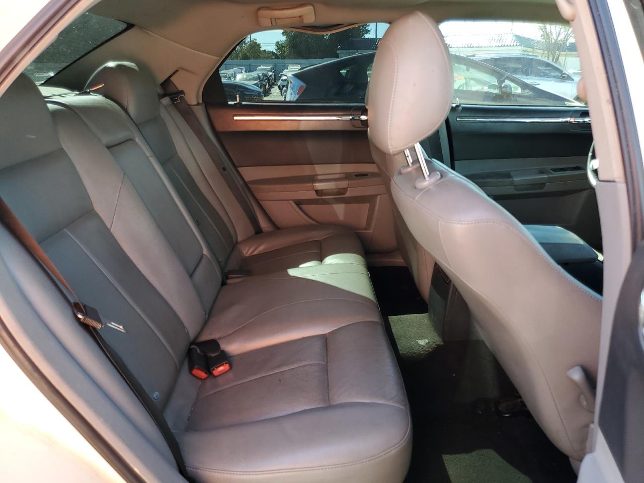 2006 Chrysler 300 - Image 10