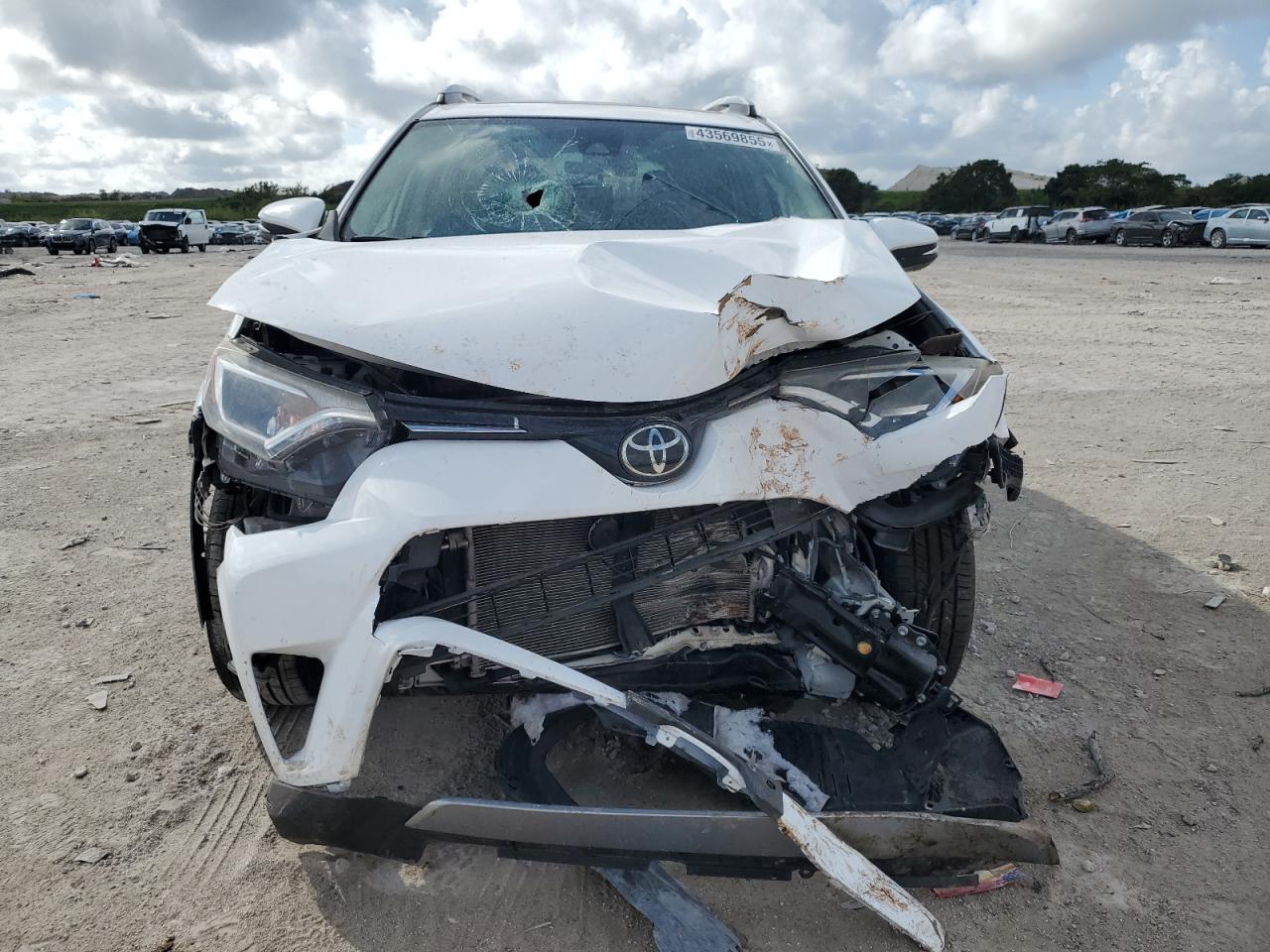 2017 Toyota RAV 4 - Image 5