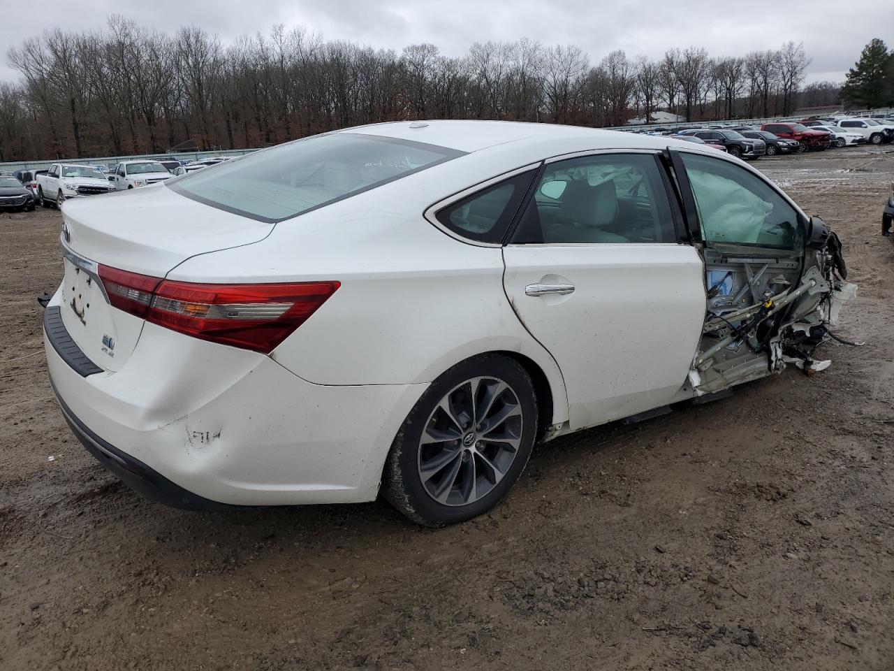 2016 Toyota Avalon - Image 3