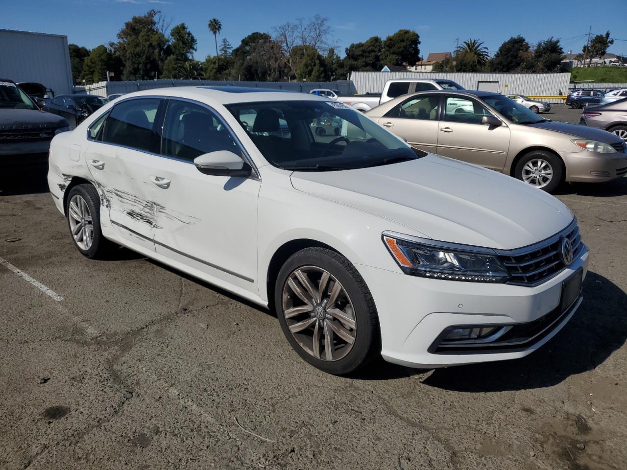 2017 Volkswagen Passat - Image 4