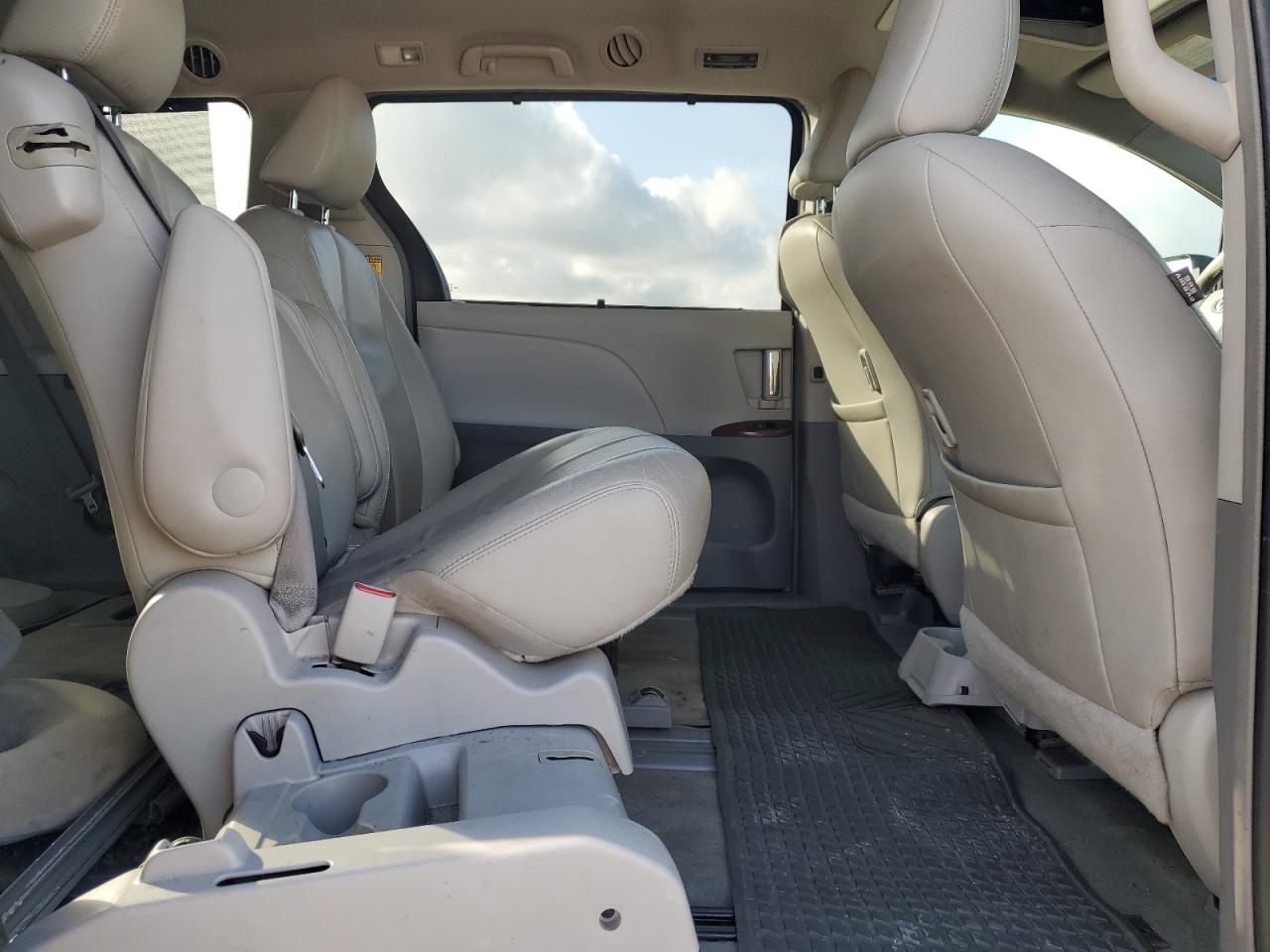 2014 Toyota Sienna - Image 11