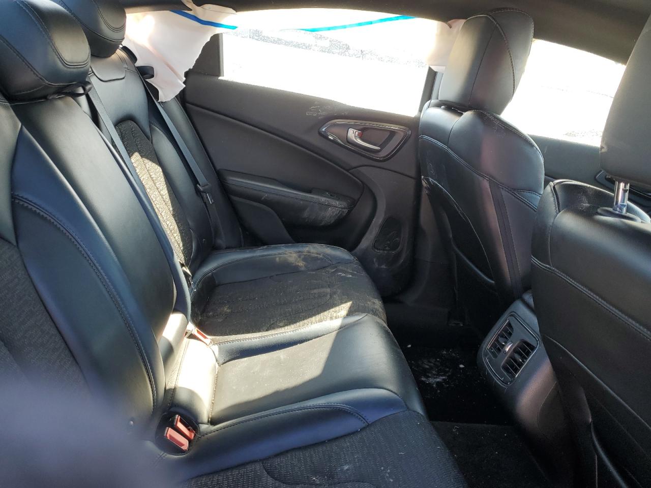 2015 Chrysler 200 - Image 10