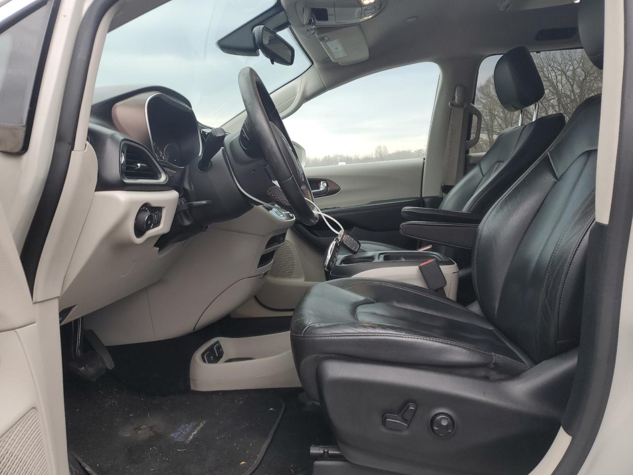2017 Chrysler Pacifica - Image 7