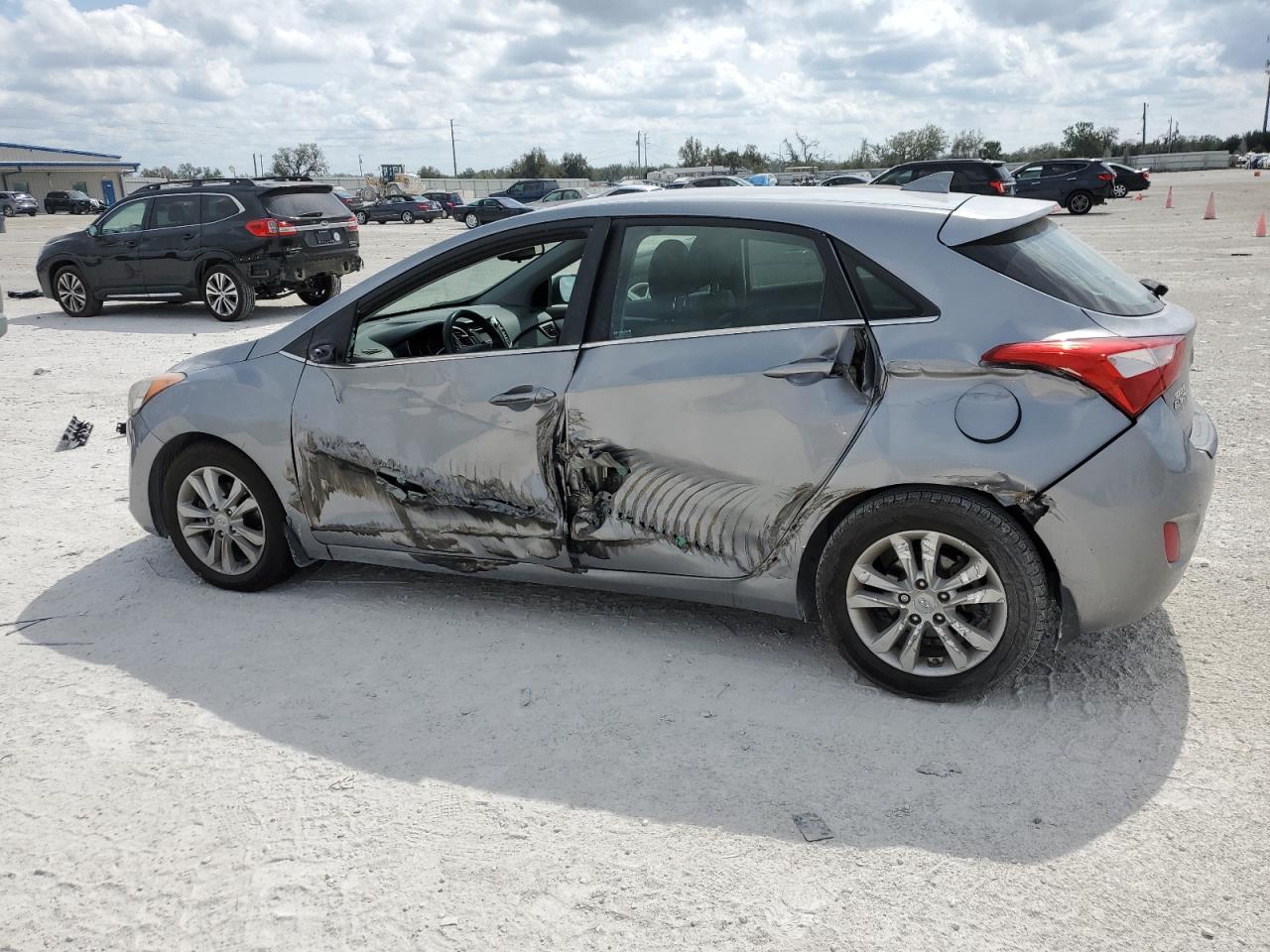 2013 Hyundai Elantra - Image 2